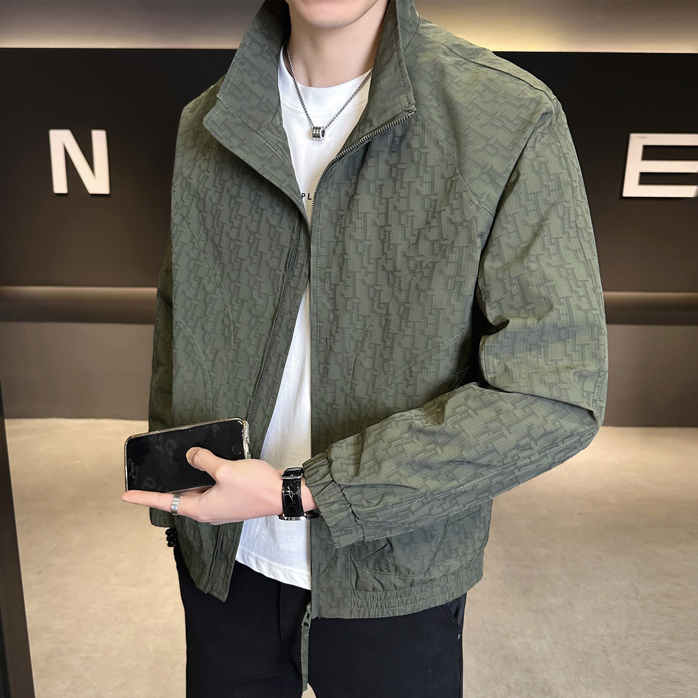 初秋薄款夹克男2026新款高级感满印衣服休闲痞帅春秋季立领外套男图片