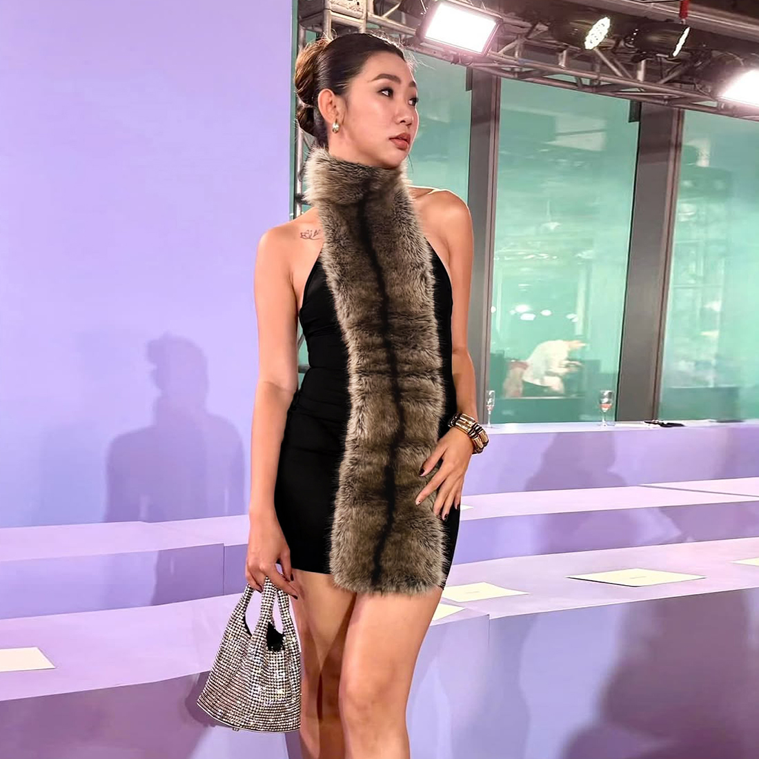 毛毛拼接时尚洋气百搭挂脖连衣裙