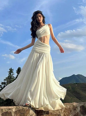 SylCue 纯欲风性感镂空斜肩连衣裙女重工褶皱收腰显瘦仙女长裙夏