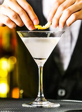 Lead-free crystal margarita glass martini glasses of red