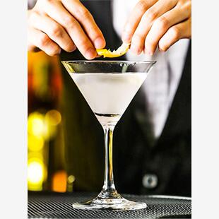 Lead-free crystal margarita glass martini glasses of red