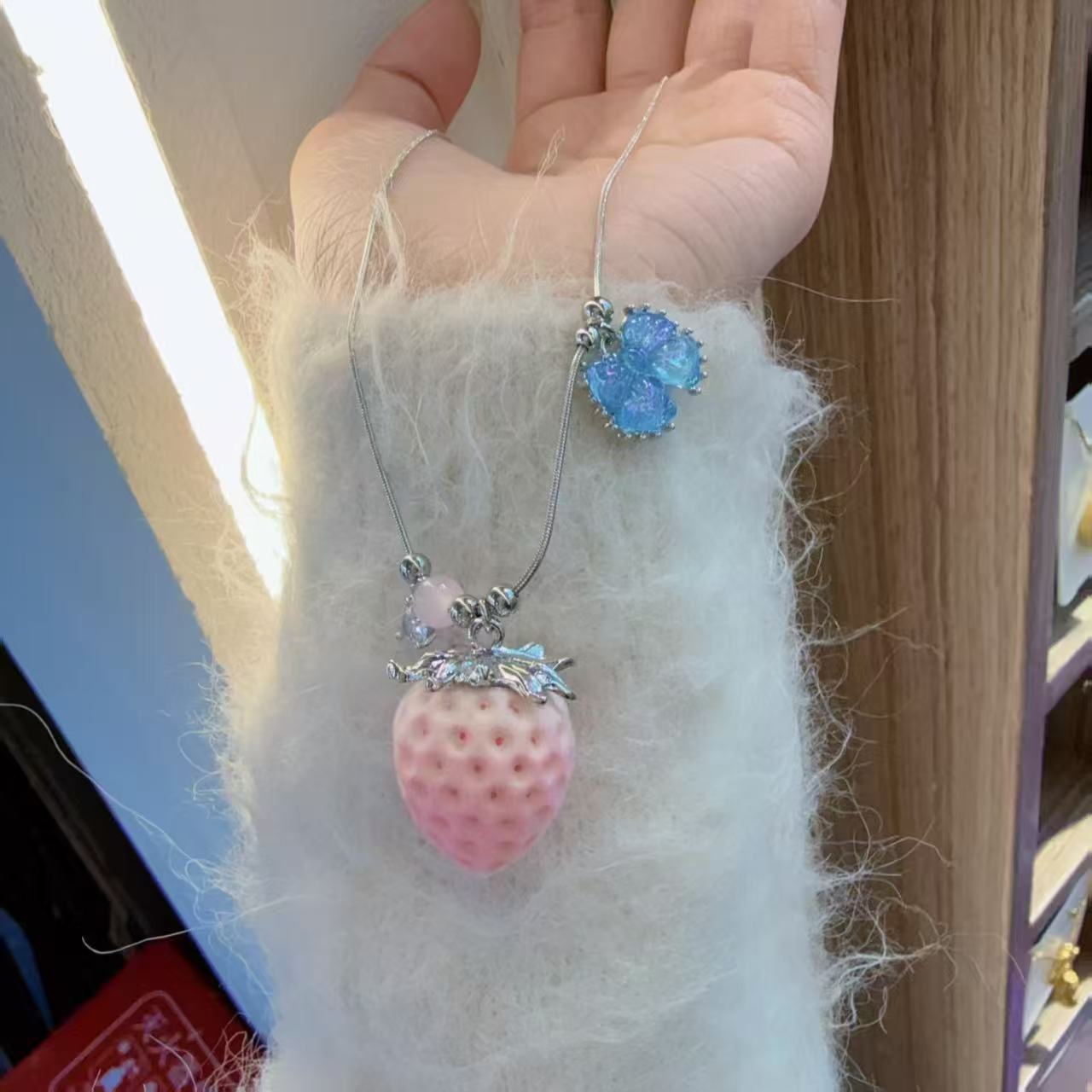 渐变粉色植绒草莓吊坠项链女少女心可爱甜美时尚潮流颈链毛衣链潮