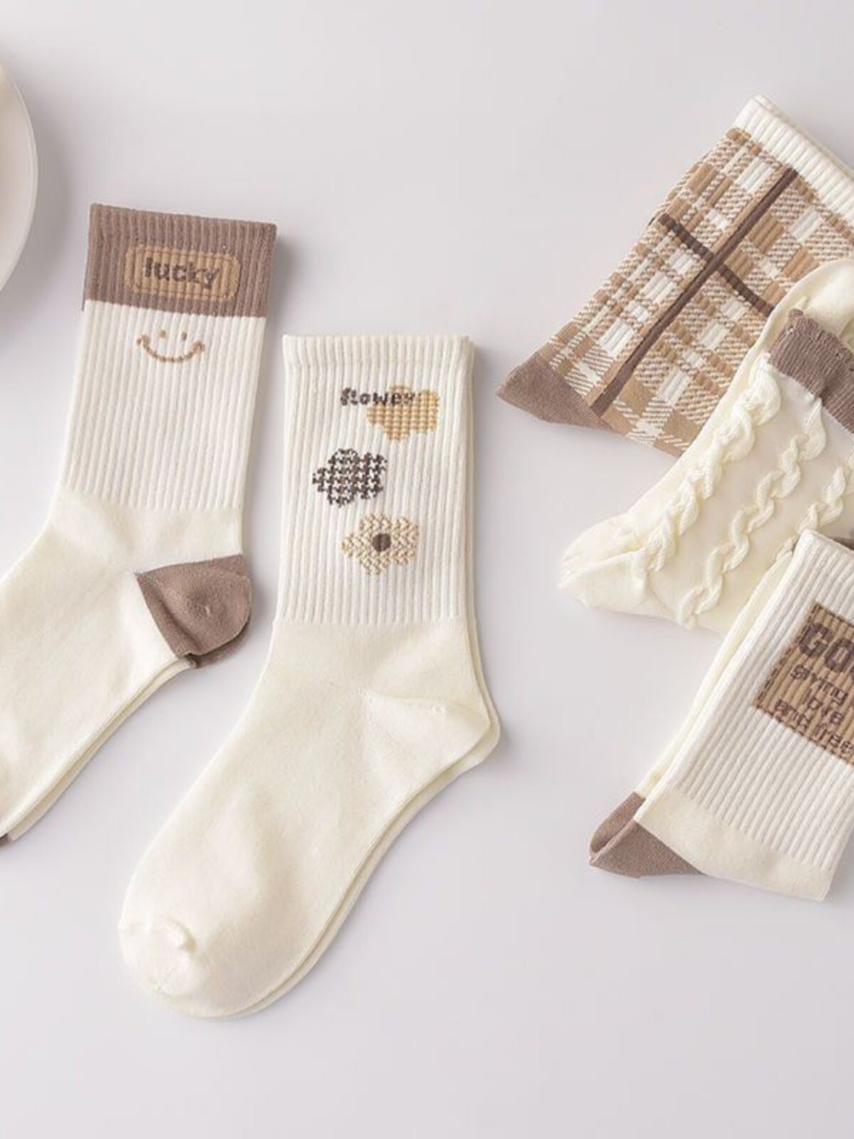 여성용 흰색 일본식 줄무늬 격자 무늬 트렌드 긴 튜브 인터넷 연예인을위한 새로운 스타일의 종아리 양말