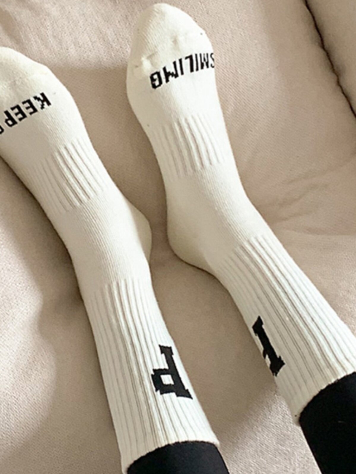 문자 바깥쪽에 상어 바지가 달린 양말 인터넷 연예인 신상 여성 중간 길이 봄 가을 겨울 순면 스포츠 양말 유행