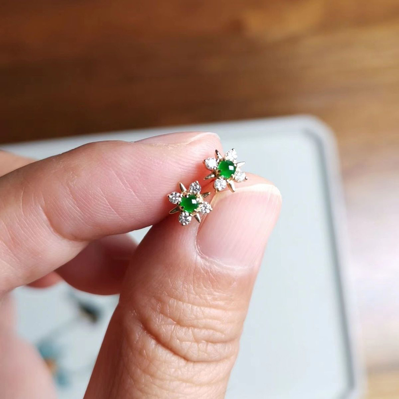 高冰种阳绿玉髓小蛋面耳钉S925银针镶嵌精致百搭小众设计气质耳饰