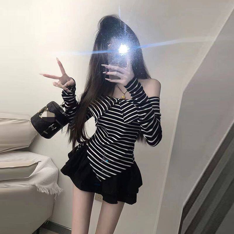 快手网红同款纯欲辣妹不规则一字领条纹修身T恤上衣+蛋糕短裙套装