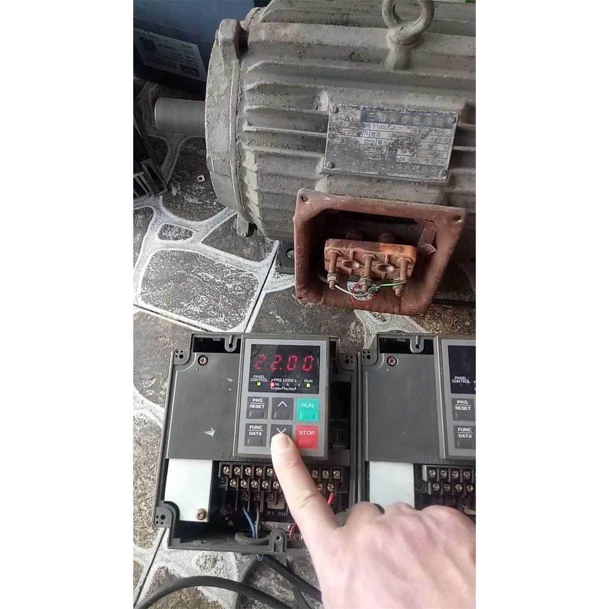 变频器0.4Kw原装FVR 0. 4E9S变频器，单相2