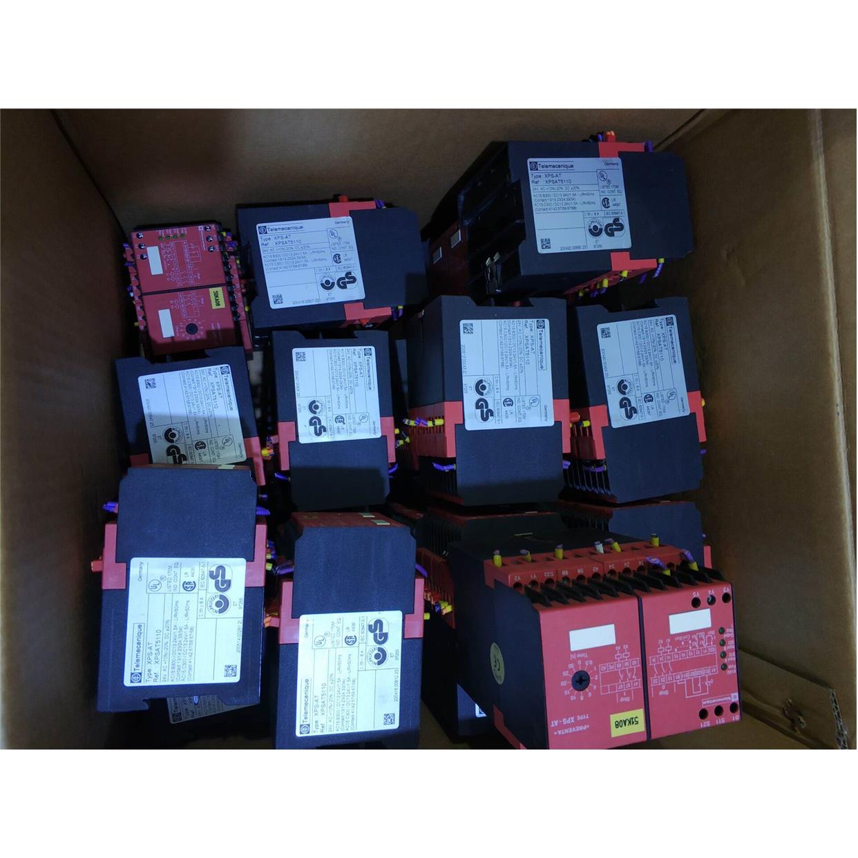 施耐德安全继电器 XPSAT5110 XPS-AT 成色好 议价XPSBF1132议价