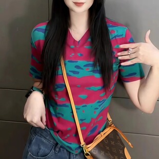 小众设计感红色迷彩V领洋气T恤女装夏季新款独特别致宽松百搭上衣