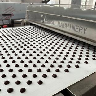 900mm全自动巧克力颗粒/水滴/纽扣耐烤豆烘焙豆巧克力滴浇机