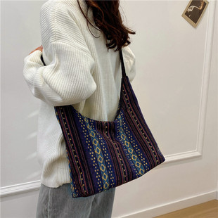 秋冬季大容量上班通勤托特包包女2025新款黑白色条纹帆布包斜挎包