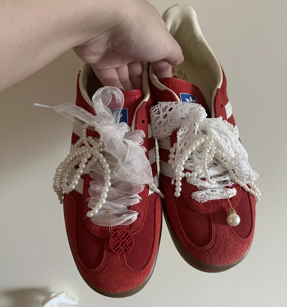 T头鞋德训鞋samba红色婚鞋爆改定制结珍珠蝴蝶结鞋扣配饰结婚装饰