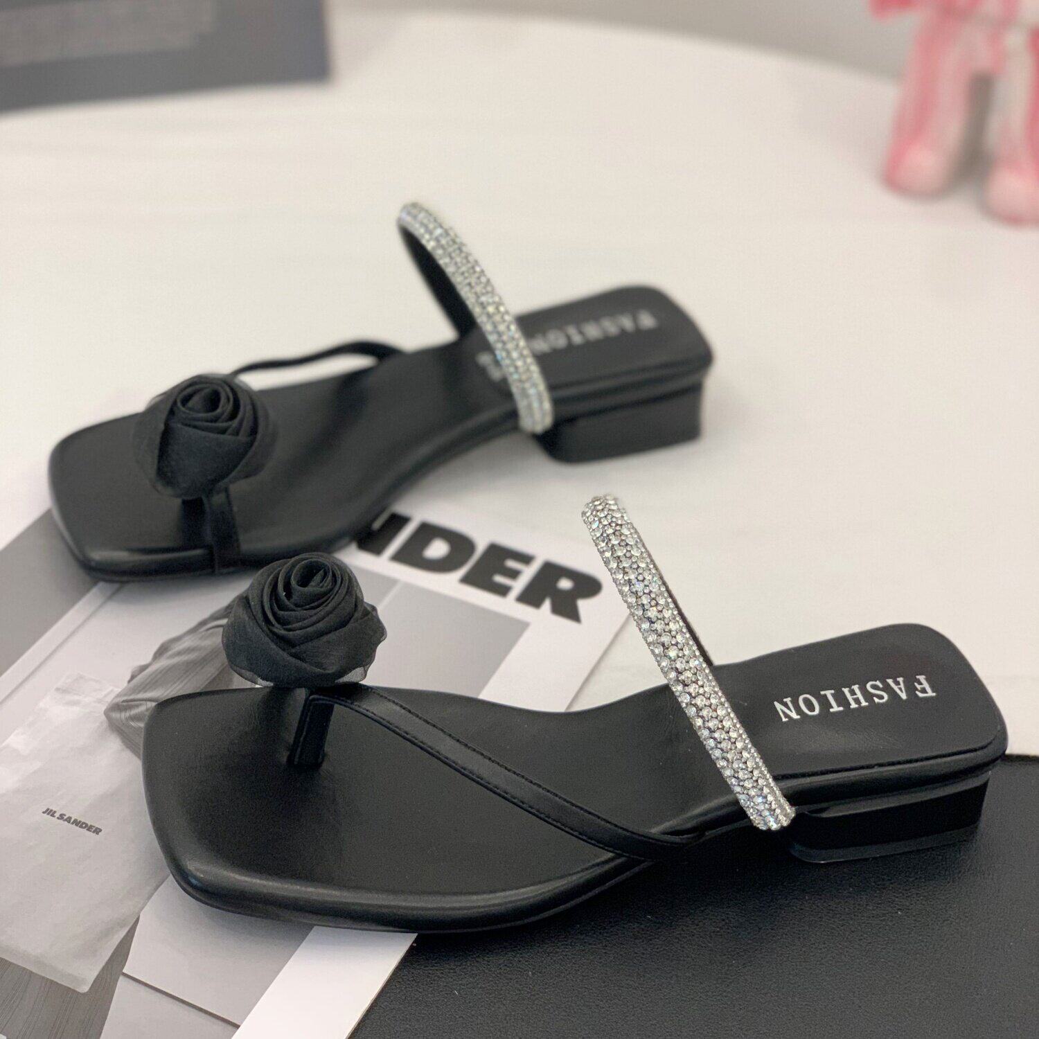 2026仙女风水钻花朵一字带凉鞋女夏外穿方跟百搭配裙子一脚蹬凉拖