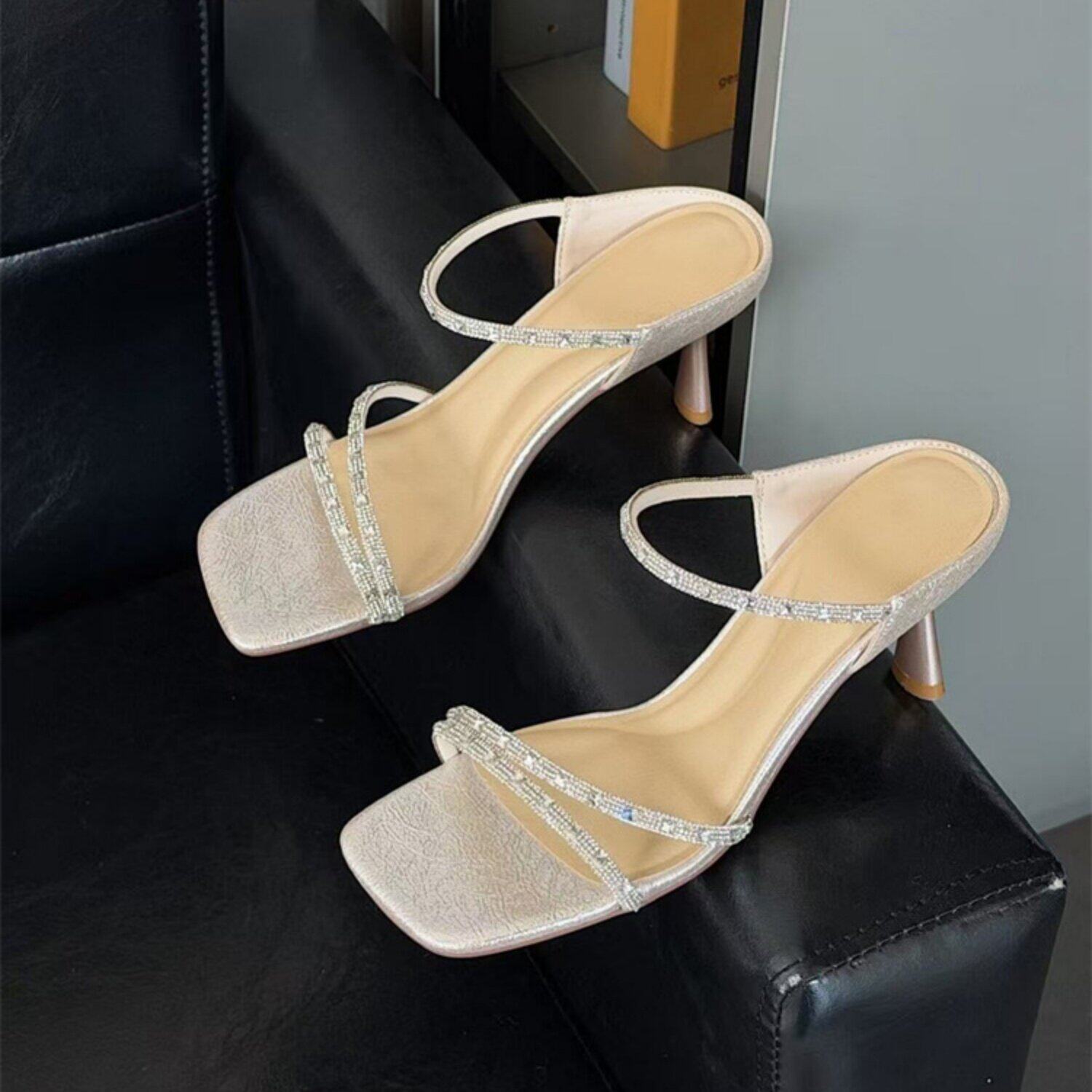 性感御姐风方头细高跟凉拖2026夏季新款搭配绝美水钻便捷时尚凉鞋