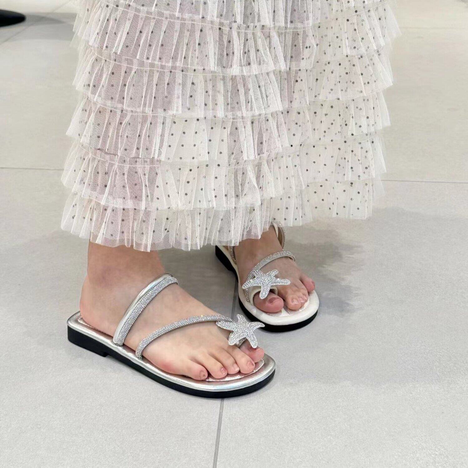 韩版绝美水钻一字带凉鞋女2026夏平底夹趾高级感配裙子套趾凉拖鞋