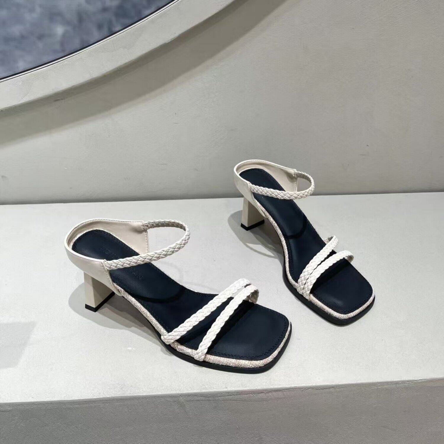 甜美编织一字带凉鞋2026夏季新款外穿方头带高级感配裙子时尚凉拖