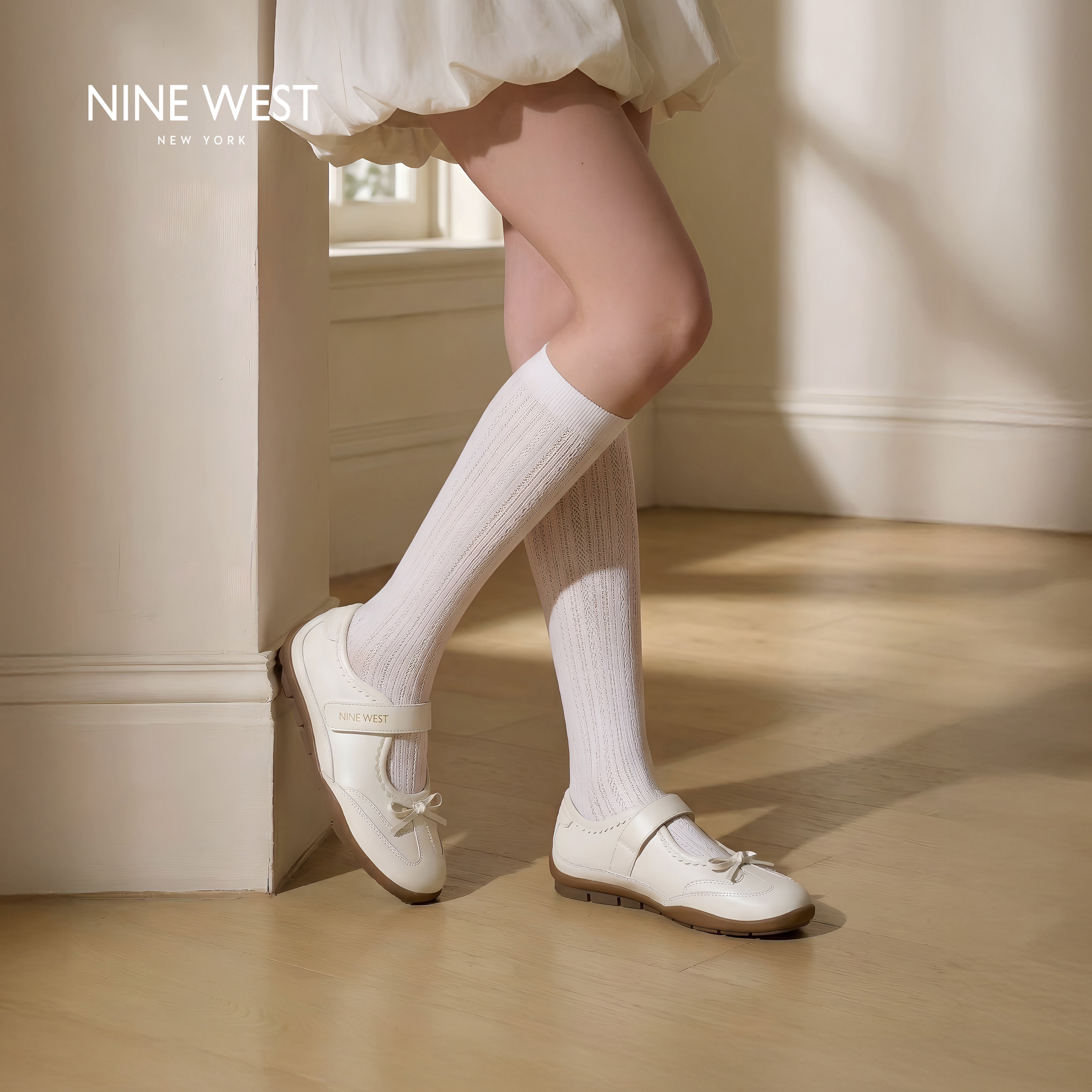Nine West/玖熙蝴蝶结德训鞋女生胶平底软皮复古芭蕾风通勤慢跑鞋