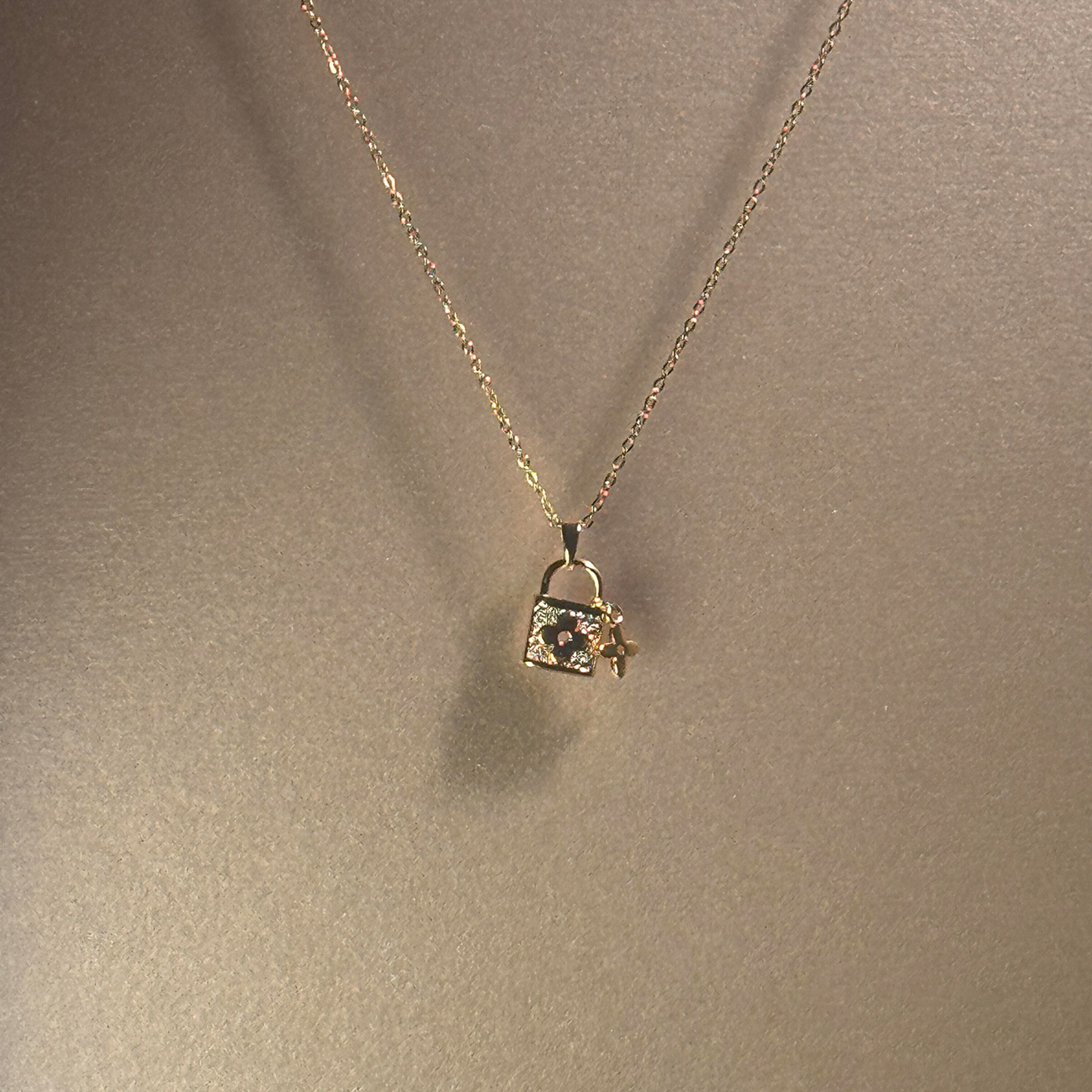 中古金色锁头四叶花项链