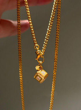 仿闪钻金色魔方项链女款2025新款