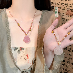 新中式仿冰透粉玉髓佛公吊坠项链女2025新款高级感轻奢小众锁骨链