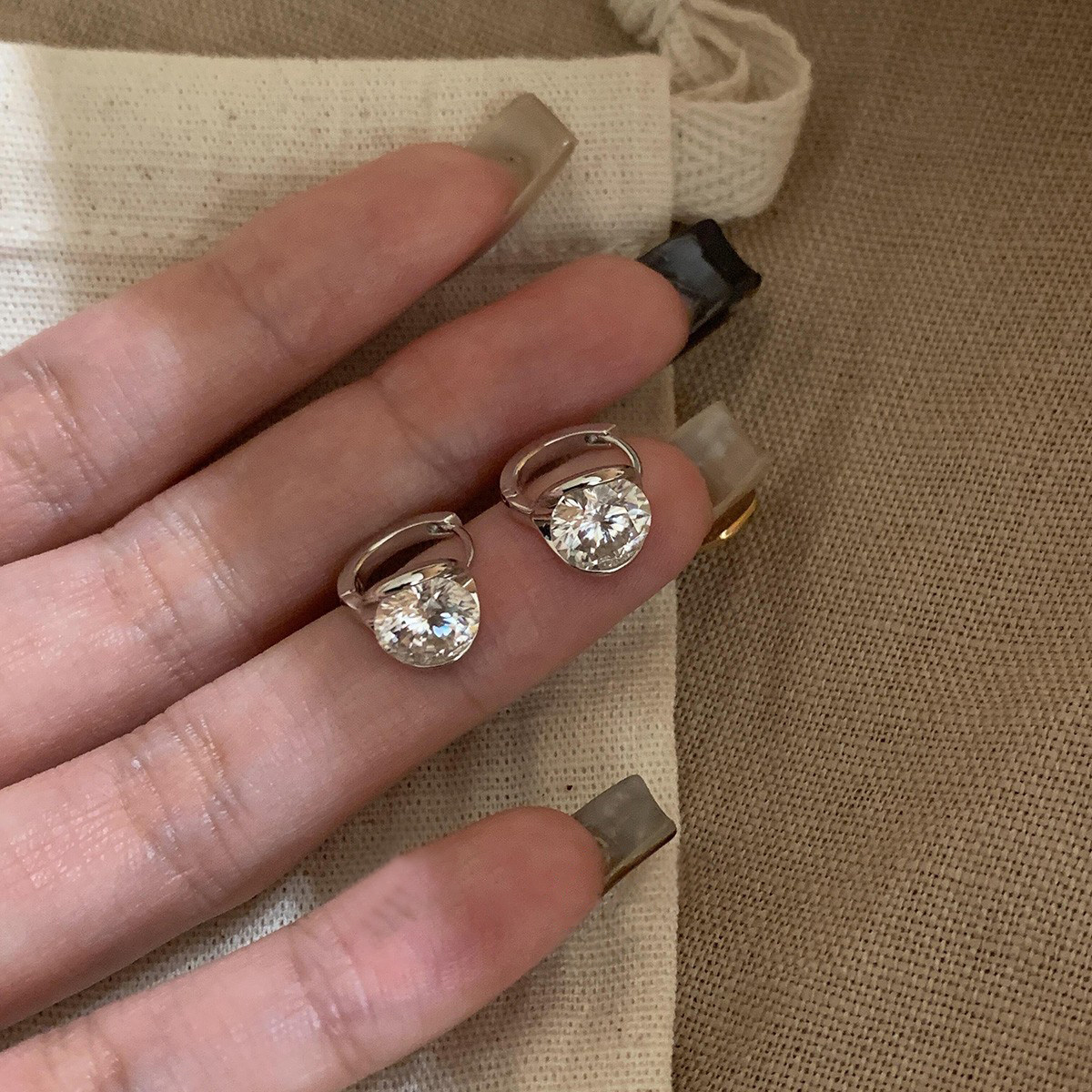 极简清冷感仿爆闪单钻耳环2025新款爆款高级感简约小众百搭耳扣女