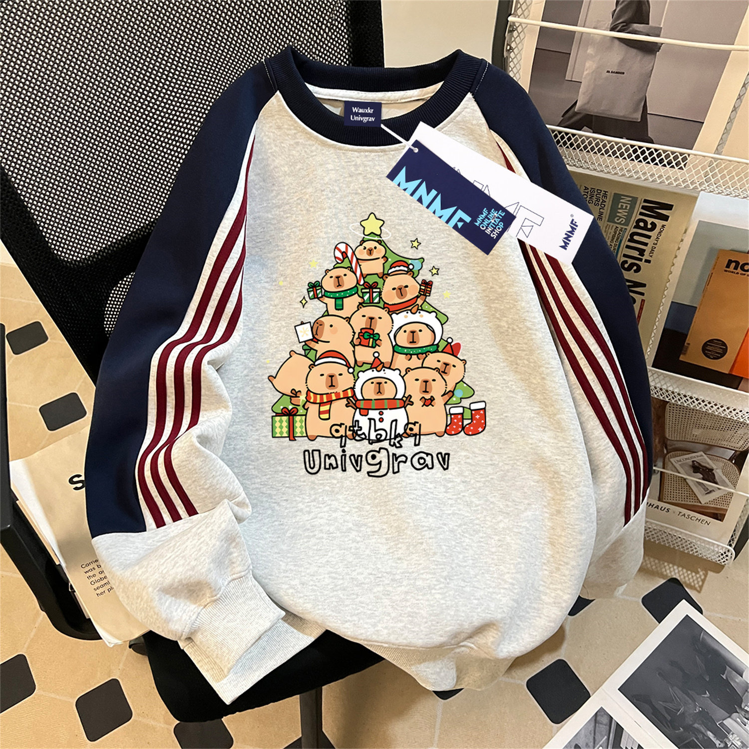 卡通圣诞卡皮巴拉印花春秋薄款女童插肩圆领三条杠卫衣中大童上衣