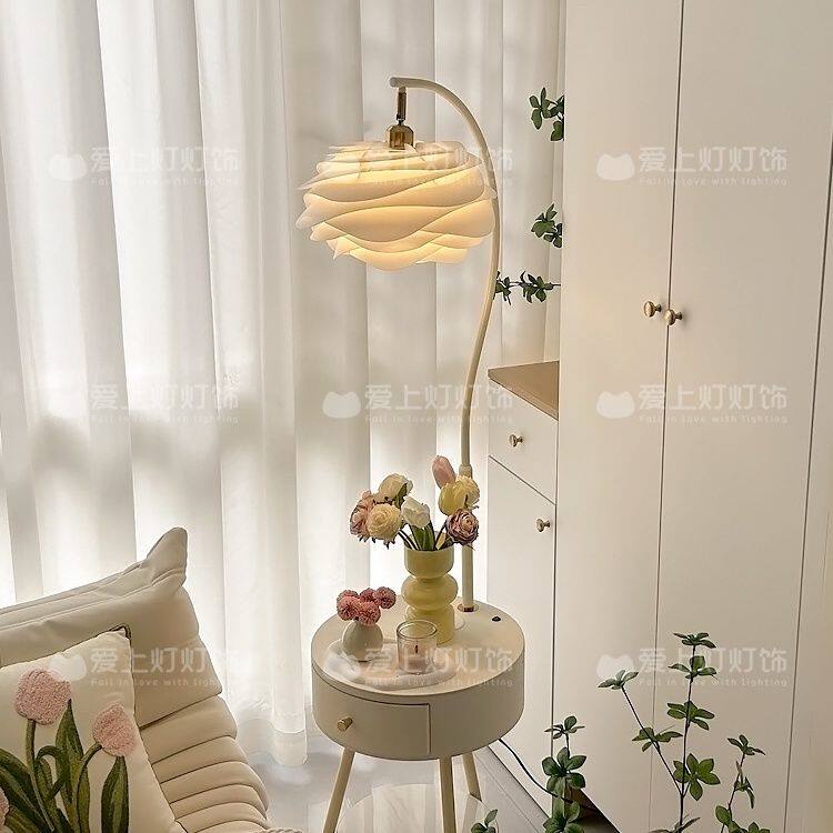 奶油风落地灯氛围感卧室床头柜台灯一体客厅沙发装饰摆件置物花朵