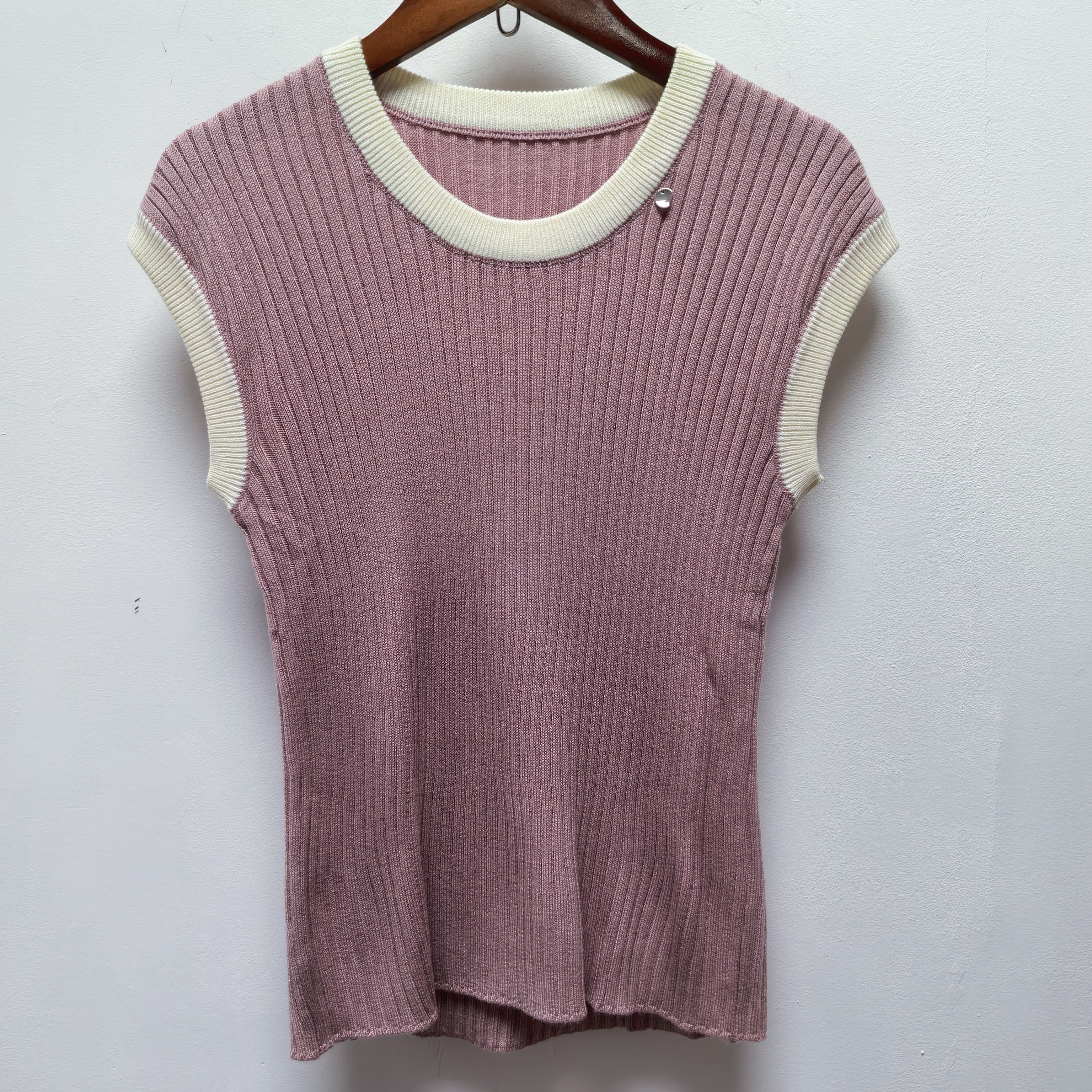 撤柜女装去标2025夏季新品复古风V领经典款套头针织无袖背心J382