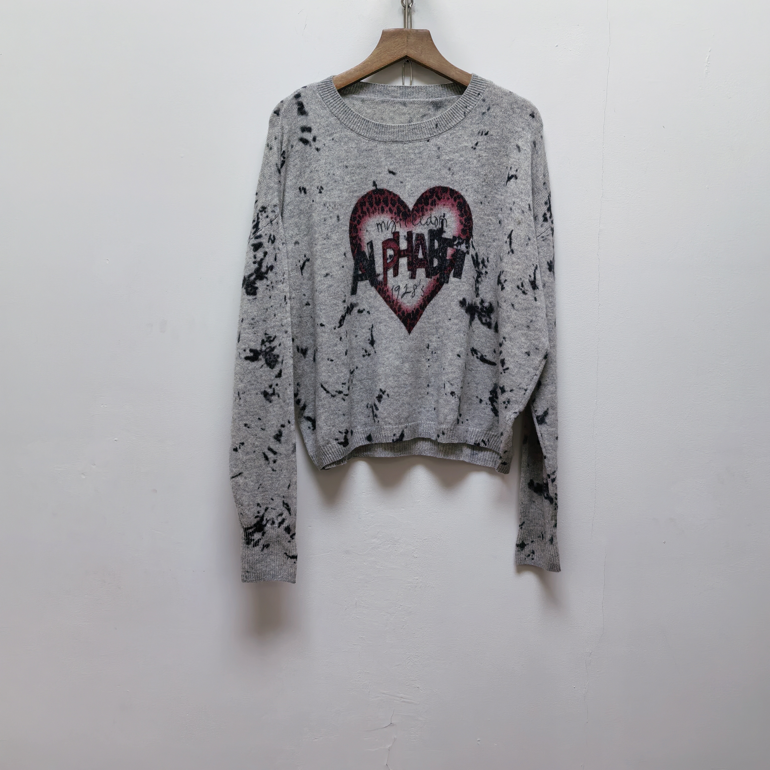 2025秋冬灰色细闪圆领印花套头针织衫女宽松软糯打底毛衣上衣M689