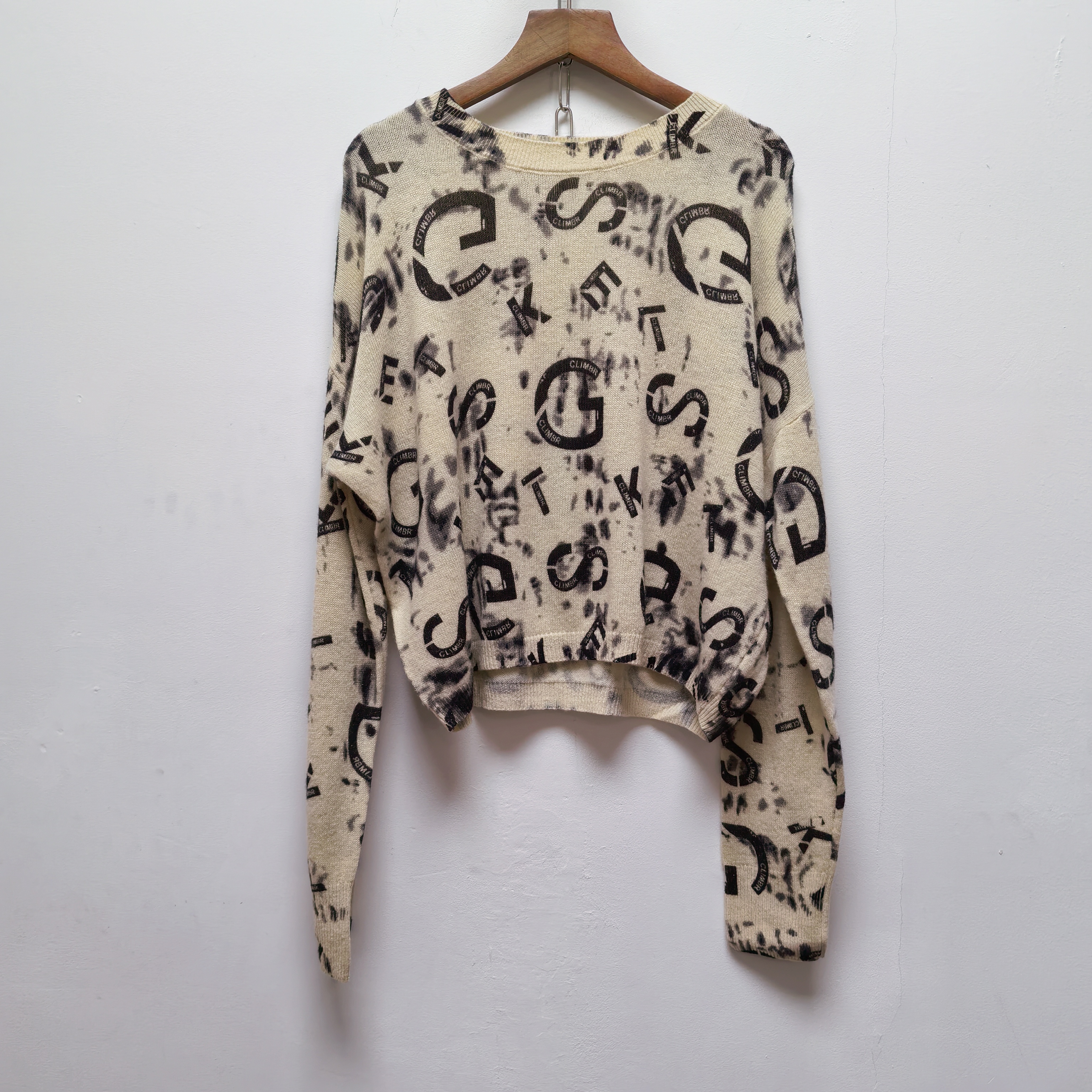 2025秋冬新款米色细闪圆领套头针织衫字母宽松套头打底衫上衣M695