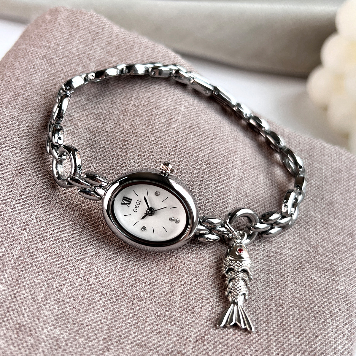 歌迪银灰色椭圆小表盘女士手表时尚设计感百搭手链手表