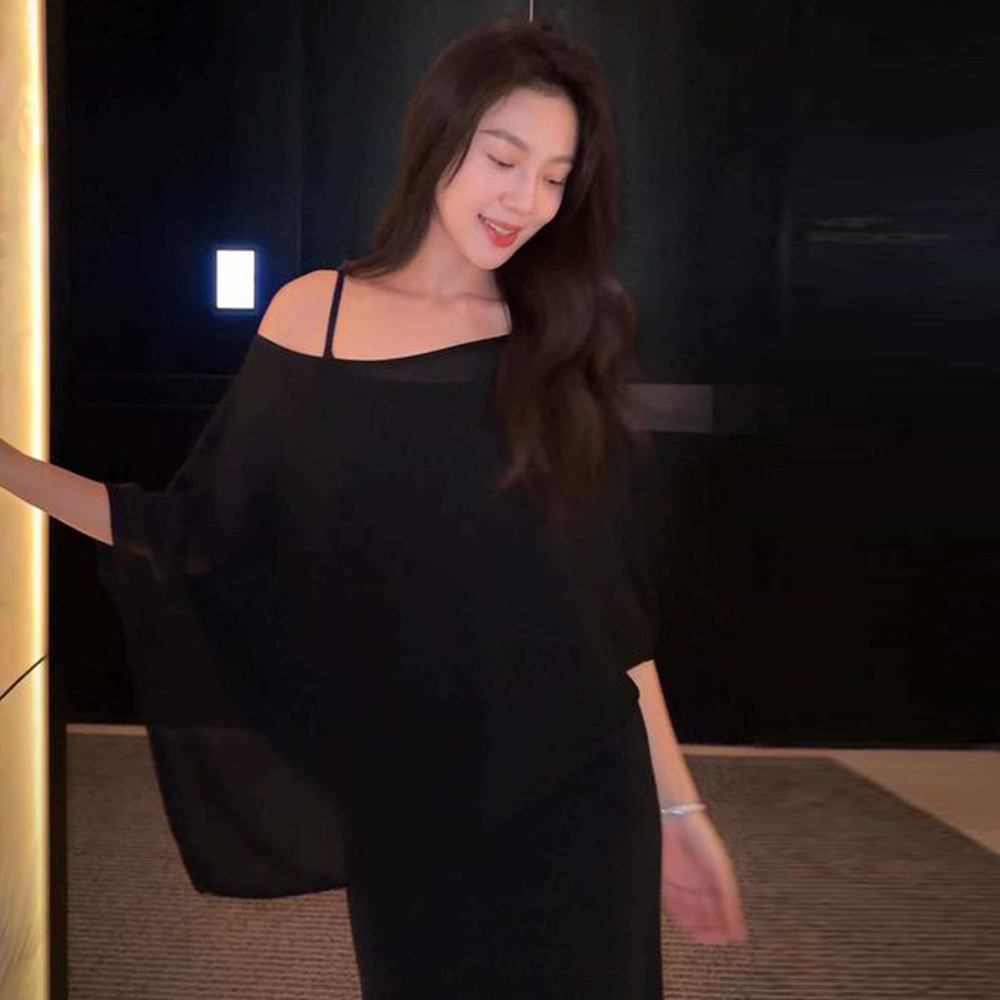 黑色高级感气质慵懒风针织披肩吊带连衣裙子女早秋季2026新款长裙