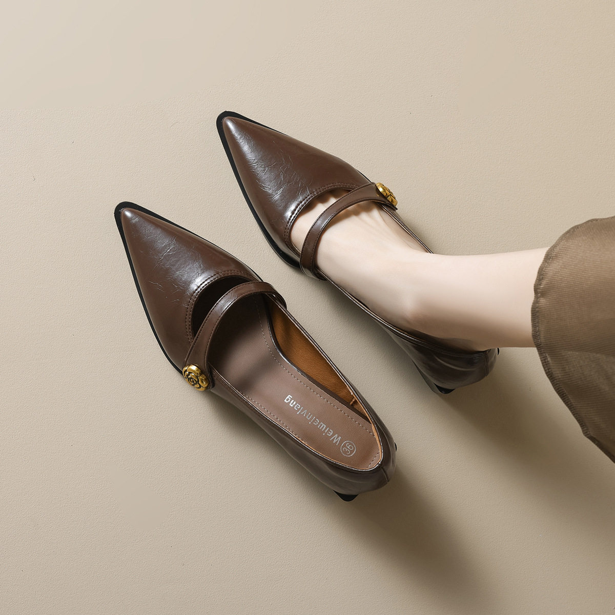 真皮尖头单鞋女粗跟法式复古高跟鞋2025秋新款浅口山茶花玛丽珍鞋