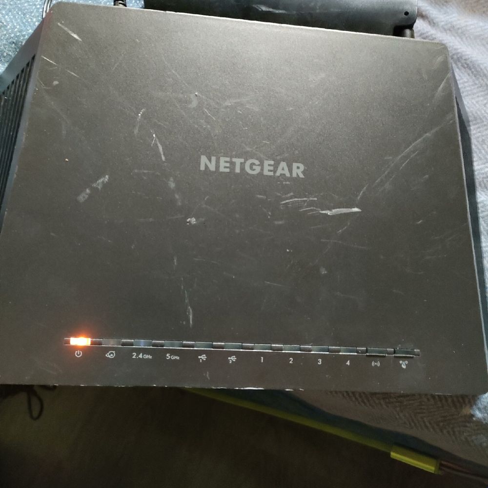 Netgear/网件夜鹰R7000 成色如图 有明显的刮痕