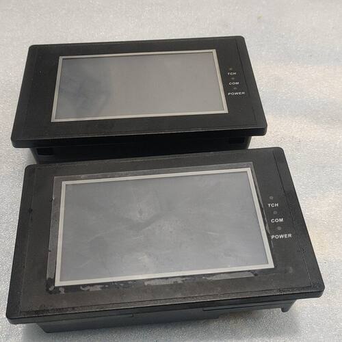 出两台 SuKon 工业触摸屏 型号 HC-SUK043 拆