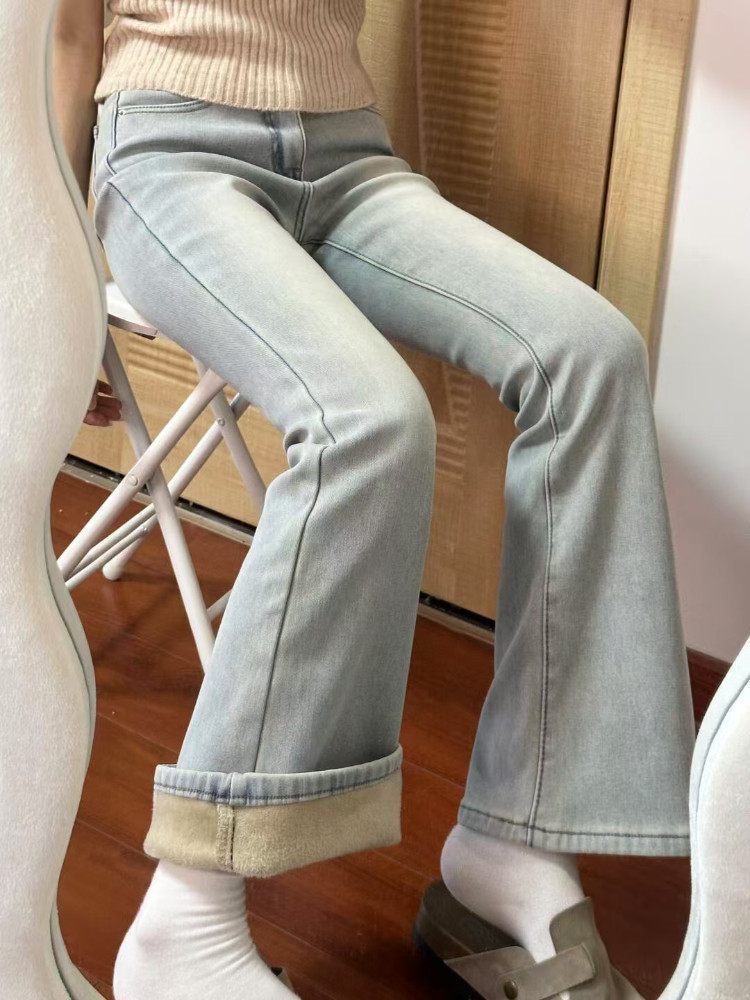 Light-colored, fleece-lined, thickened, slightly flared jeans for women; suitable for winter, plus sizes, high-waisted, designed to cover hips, suitable for petite figures, with stretch