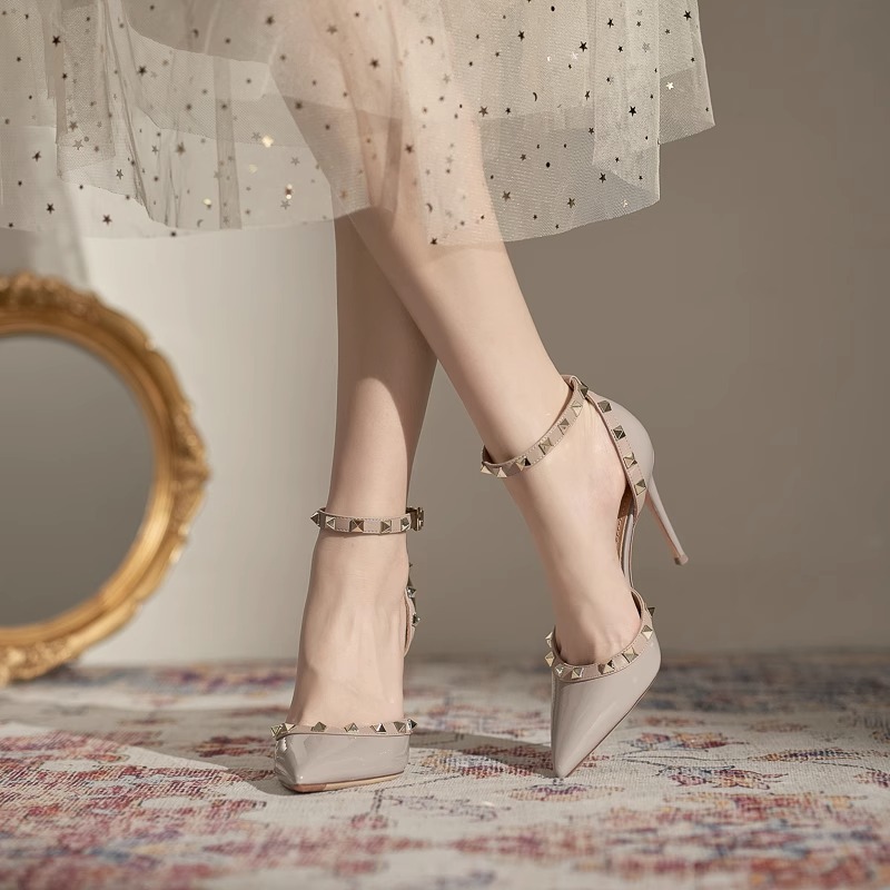 细跟铆钉气质包头一字带凉鞋新款