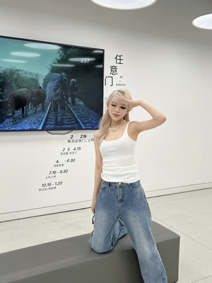 银色山坡白色吊带内搭ins