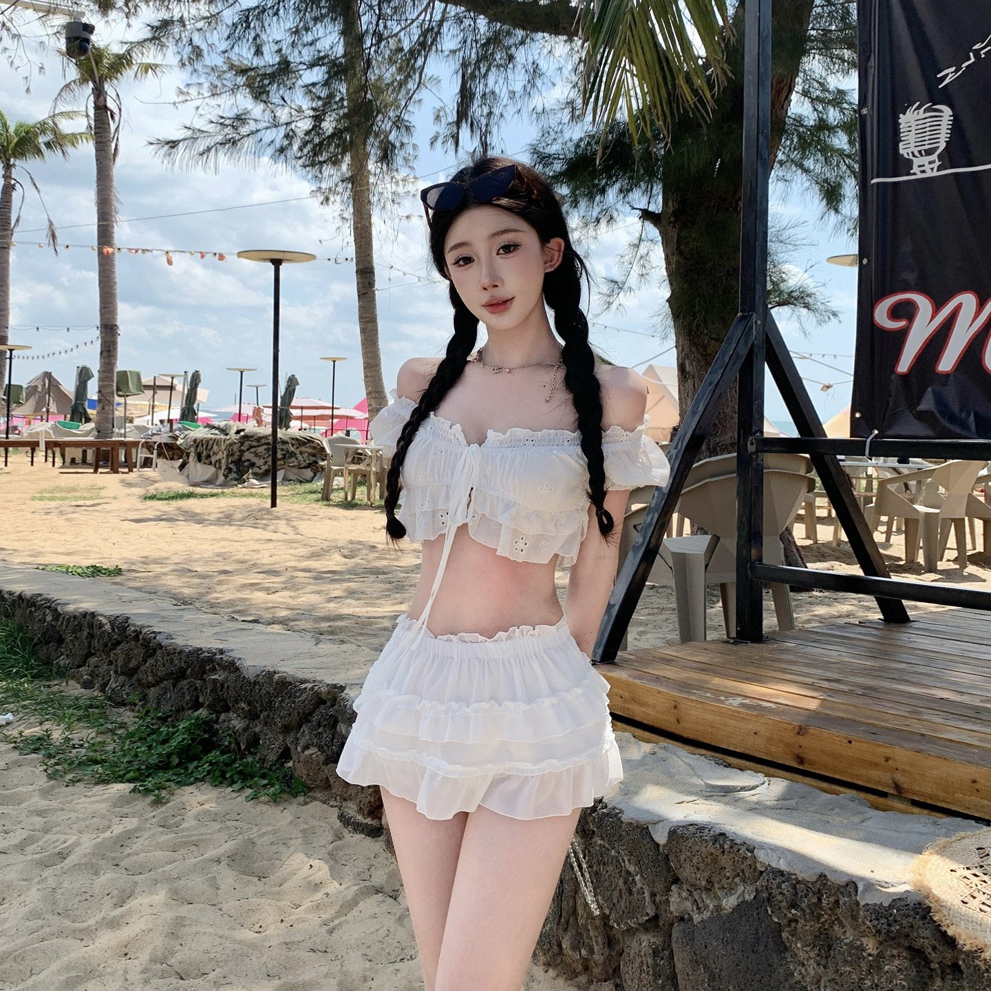 云南泰国旅游度假穿搭女辣妹白色一字肩短款上衣蛋糕短裙泳衣套装