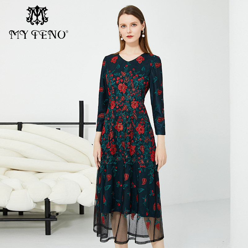 马天奴绿色刺绣圆领收腰连衣裙