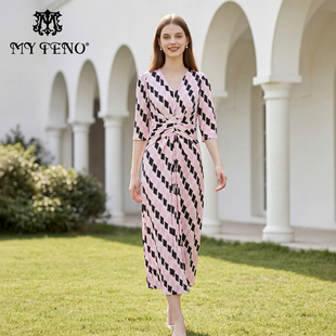 马天奴2025秋冬新款粉色几何印花连衣裙子V领抓褶收腰修身气质女