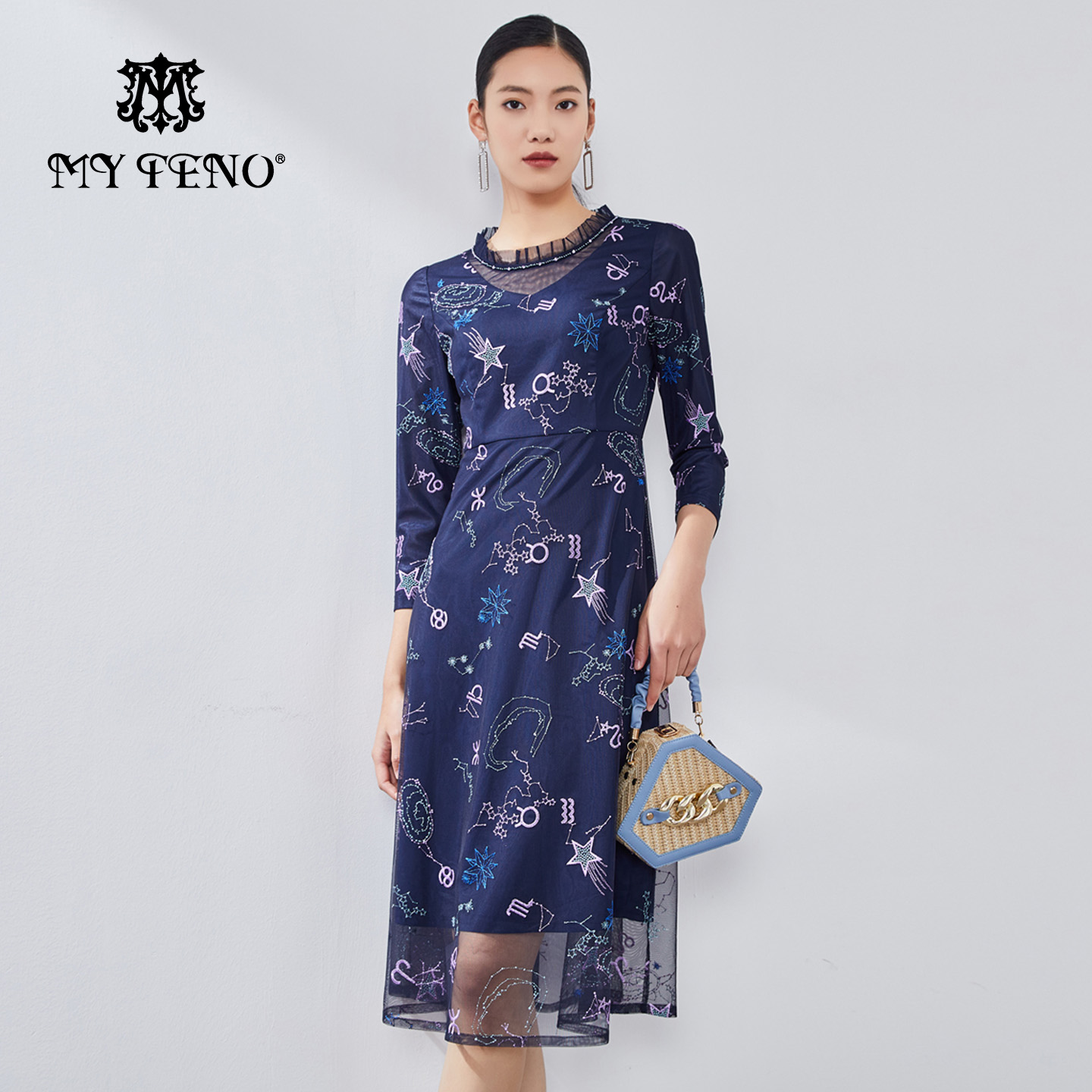 马天奴2025秋冬新款蓝色刺绣网纱连衣裙子圆领收腰气质时尚法式女