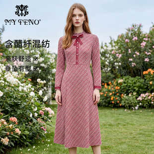 马天奴2025秋冬新款红色提花格纹连衣裙子立领蝴蝶结收腰长袖气质