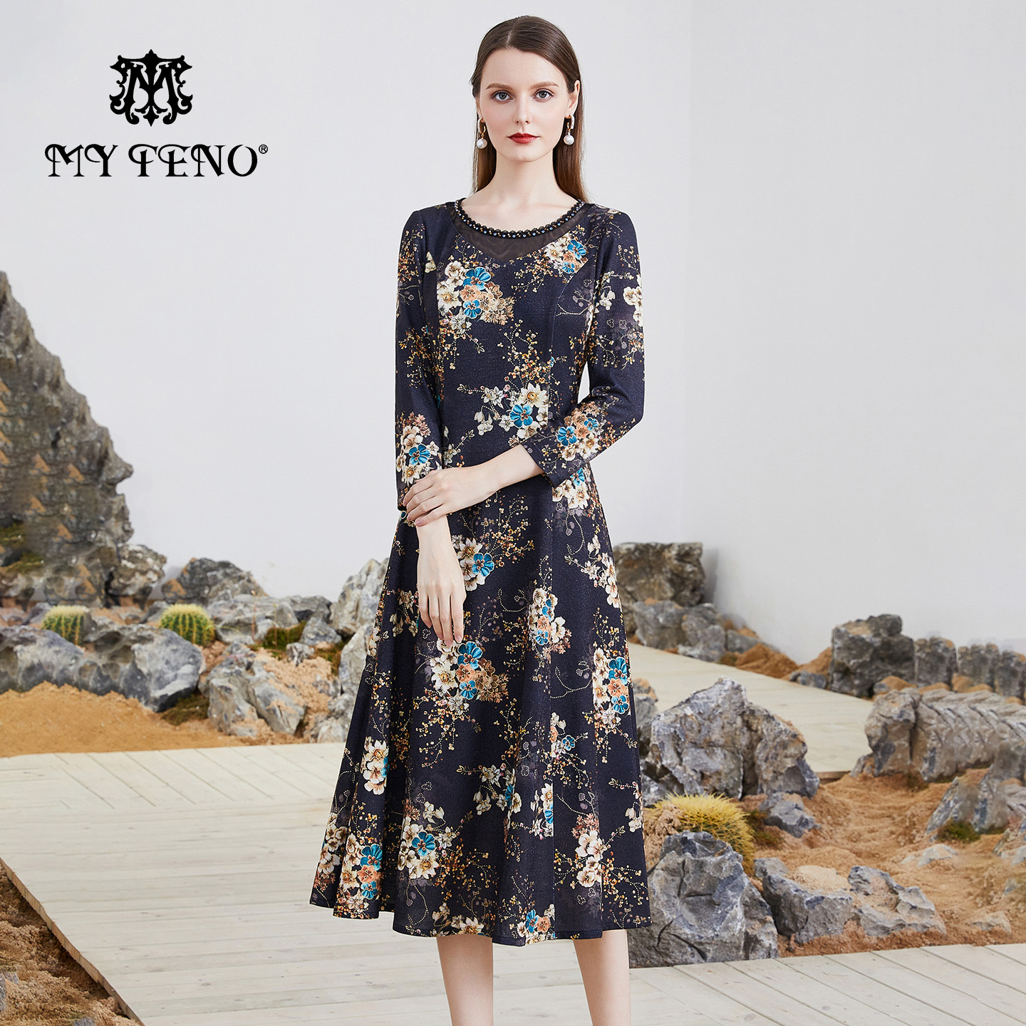 马天奴2025秋冬新款橘色印花钉珠花边圆领连衣裙子收腰长袖气质女