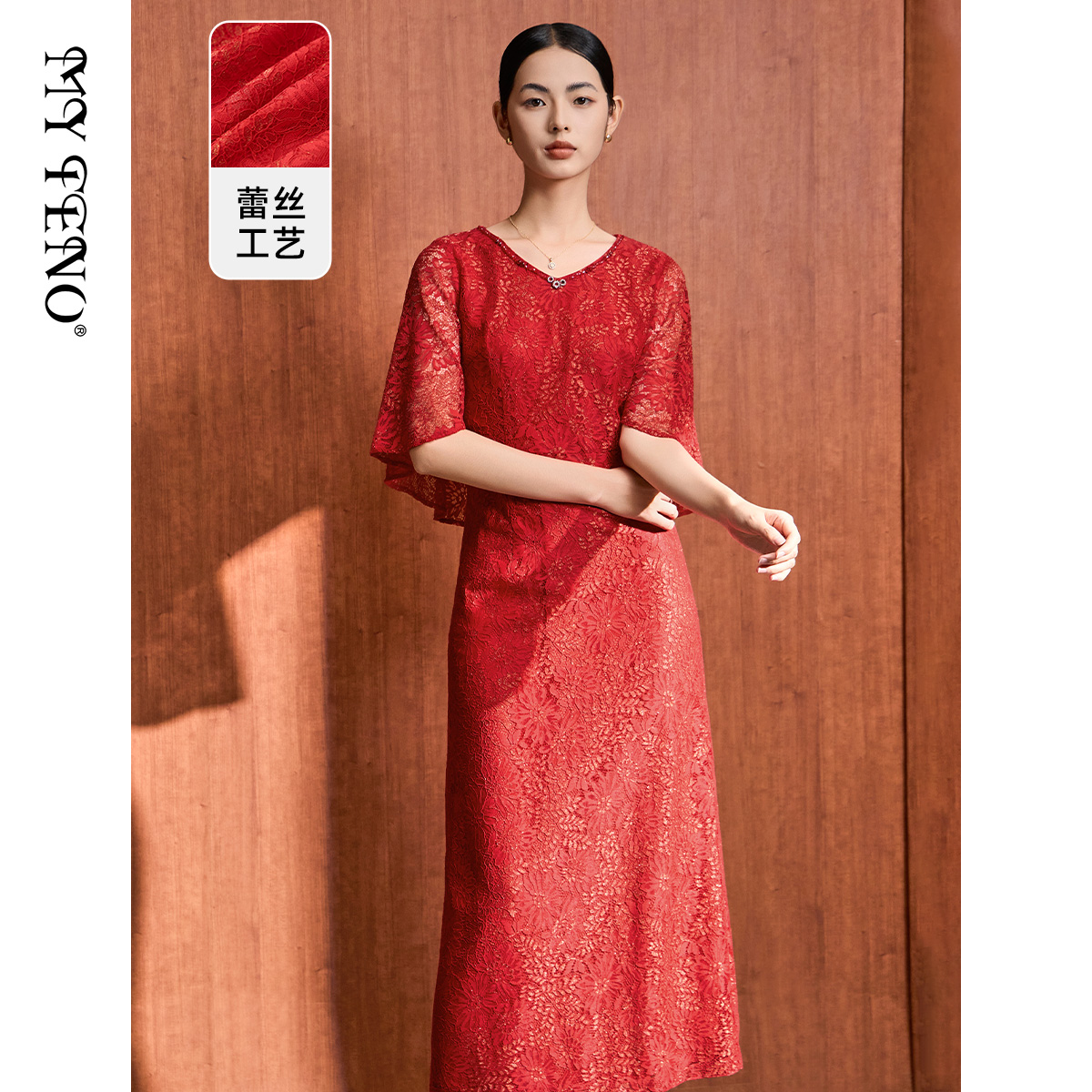 马天奴红色V领蕾丝连衣裙