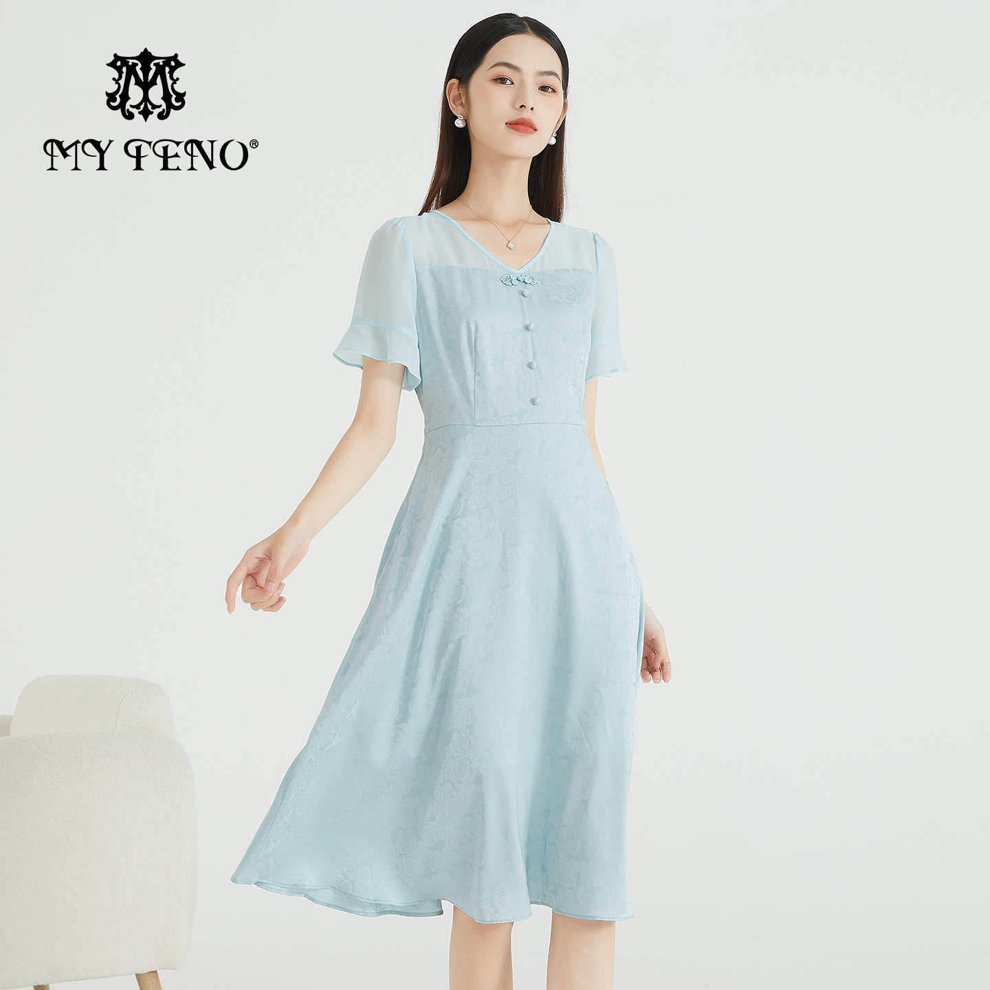 马天奴春夏新款浅蓝色提花连衣裙子盘扣V领拼接短袖收腰时尚气质