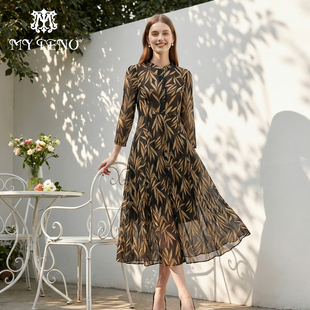 马天奴2025秋冬新款咖啡色印花收腰连衣裙子长裙气质法式优雅女装