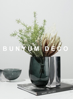 简约玻璃花瓶样板房间