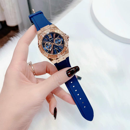 GUESS玫瑰金镶钻硅胶带石英女表