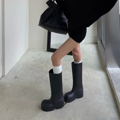 明星杨超越高筒一脚蹬雨靴显瘦